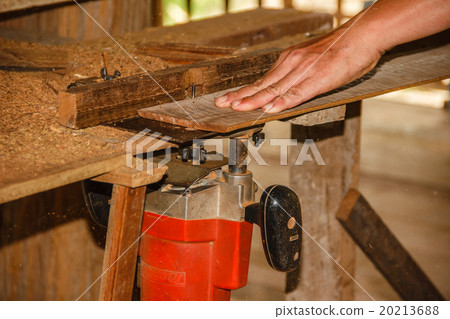 Hand of carpenter working with electric planer 20213688