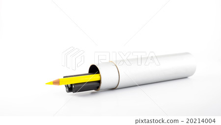 Yellow pencil outstanding from black pencil  20214004