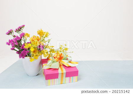Flowers and gift boxes 20215142