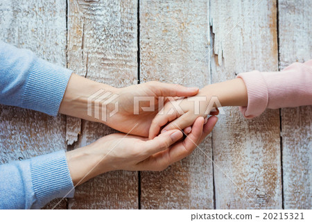 Mother and daughter 20215321