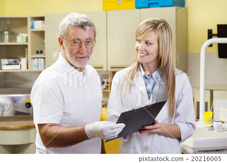 Dentist and assistant Dentist and assistant 20216005