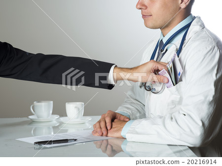 doctor with money 20216914