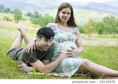 Pregnant couple 20216976