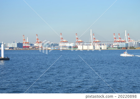 Daikoku wharf and Tsubasabashi seen from Honmoku wharf 20220898