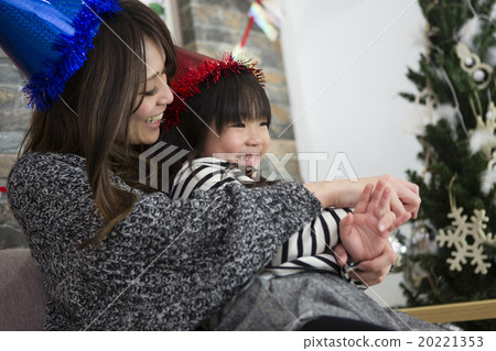 花聖誕節的母親和女兒 20221353