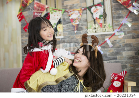 花聖誕節的母親和女兒 20221354