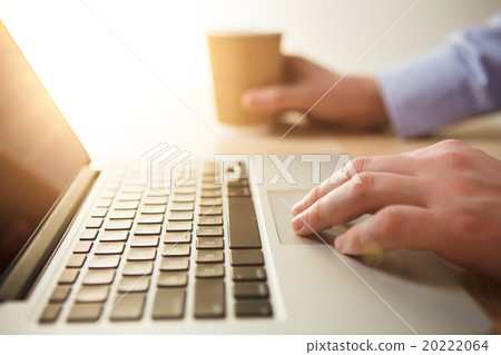 The hand on the keyboard and coffee 20222064