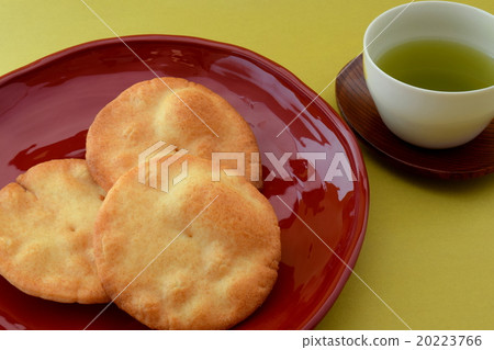 Senbei and green tea 20223766