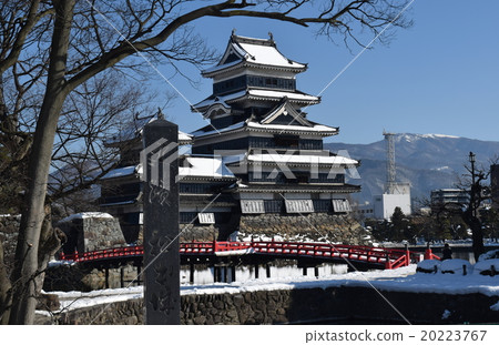 Snow Matsumoto Castle and a monument 20223767
