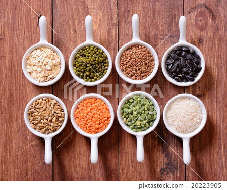 Cereals in ceramic bowls 20223905