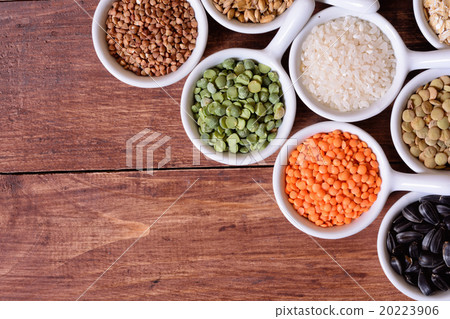 Cereals in ceramic bowls 20223906
