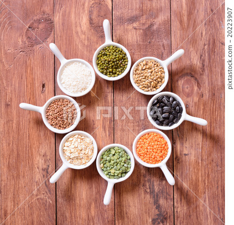 Cereals in ceramic bowls 20223907