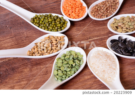 Cereals in ceramic bowls 20223909