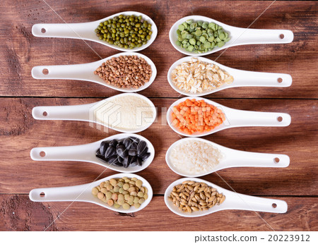 Cereals in ceramic bowls 20223912