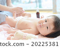 接受母親的嬰孩按摩的嬰孩 20225381