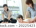 在嬰兒按摩教室接受母親按摩的嬰兒 20225423