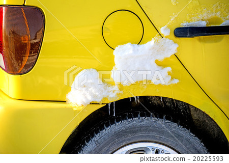snow on a car 20225593