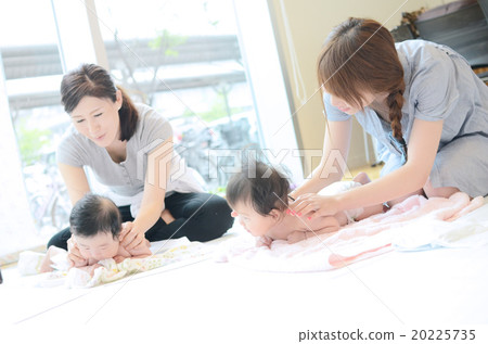 Babies who receive mother's massage at baby massage classroom Babies who receive mother's massage at baby massage classroom 20225735