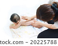 在嬰兒按摩學校接受母親按摩的嬰兒 20225788