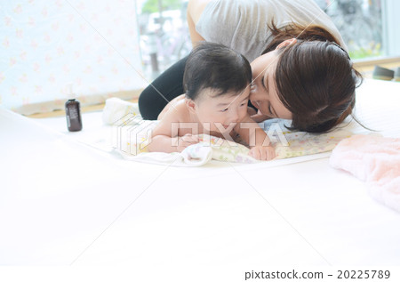 在嬰兒按摩學校接受母親按摩的嬰兒 20225789