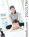 在嬰兒按摩學校接受母親按摩的嬰兒 20225790