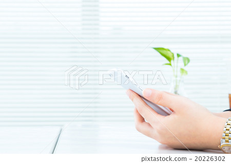 Women's hands on smartphone smartphone side jobs FX search online game email 20226302