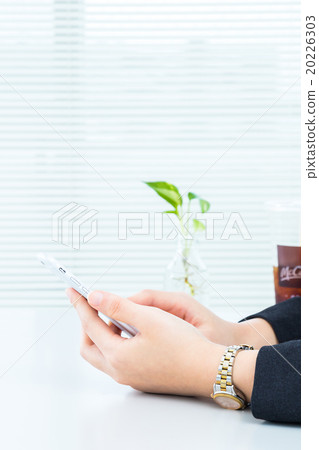 婦女的手在智能手機智能手機側工作FX搜索在線遊戲電子郵件 婦女的手在智能手機智能手機側工作FX搜索在線遊戲電子郵件 20226303