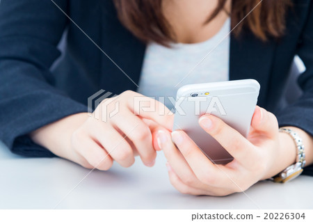 婦女的手在智能手機智能手機側工作FX搜索在線遊戲電子郵件 婦女的手在智能手機智能手機側工作FX搜索在線遊戲電子郵件 20226304