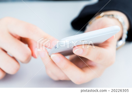 婦女的手在智能手機智能手機側工作FX搜索在線遊戲電子郵件 婦女的手在智能手機智能手機側工作FX搜索在線遊戲電子郵件 20226305