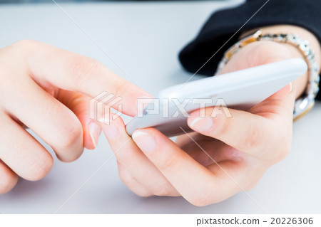 婦女的手在智能手機智能手機側工作FX搜索在線遊戲電子郵件 20226306