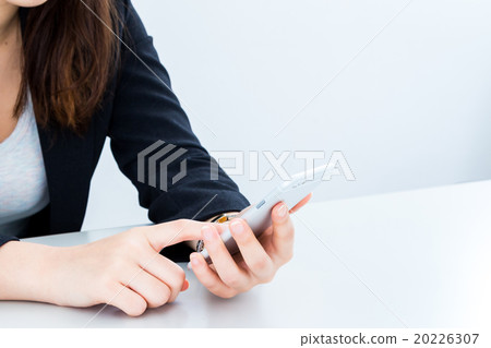婦女的手在智能手機智能手機側工作FX搜索在線遊戲電子郵件 20226307