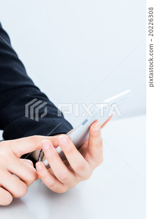 婦女的手在智能手機智能手機側工作FX搜索在線遊戲電子郵件 婦女的手在智能手機智能手機側工作FX搜索在線遊戲電子郵件 20226308