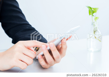 婦女的手在智能手機智能手機側工作FX搜索在線遊戲電子郵件 婦女的手在智能手機智能手機側工作FX搜索在線遊戲電子郵件 20226310