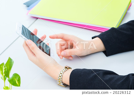 婦女的手在智能手機智能手機側工作FX搜索在線遊戲電子郵件 20226312