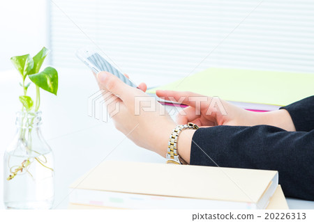 婦女的手在智能手機智能手機側工作FX搜索在線遊戲電子郵件 婦女的手在智能手機智能手機側工作FX搜索在線遊戲電子郵件 20226313
