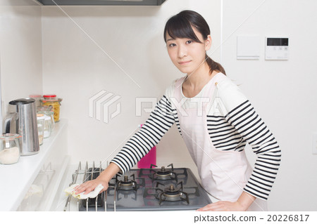 清洗廚房的一個少婦 20226817