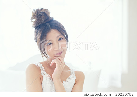 有皮膚的一名美麗的婦女 有皮膚的一名美麗的婦女 20230792