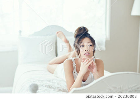 有皮膚的一名美麗的婦女 有皮膚的一名美麗的婦女 20230808