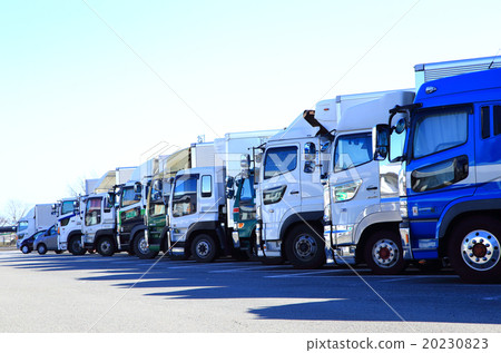 卡車停放在高速公路服務區 卡車停放在高速公路服務區 20230823
