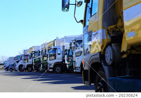 卡車停放在高速公路服務區 卡車停放在高速公路服務區 20230824