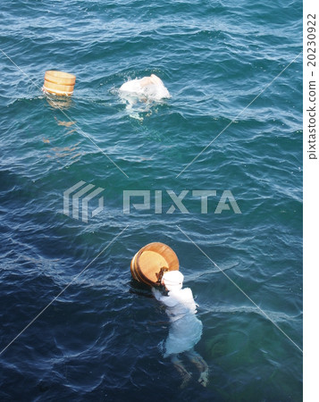 Two women and maidens Two women and maidens 20230922