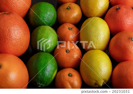 Mound citrus in wooden plate macro Mound citrus in wooden plate macro 20231031