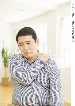 Middle-aged man who suffers from stiff shoulders Middle-aged man who suffers from stiff shoulders 20232438