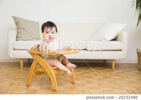嬰孩坐beachair和吃嬰兒食品 20232480