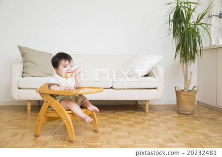 嬰孩坐beachair和吃嬰兒食品 20232481
