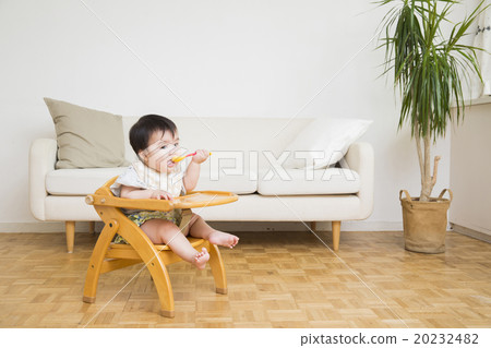 嬰孩坐beachair和吃嬰兒食品 嬰孩坐beachair和吃嬰兒食品 20232482