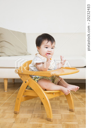 嬰孩坐beachair和吃嬰兒食品 20232483