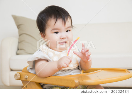 嬰孩坐beachair和吃嬰兒食品 20232484