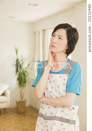 Middle women of portrait aprons 20232490