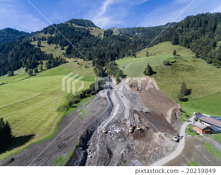 Men and equipment cleaning up after the mudslides 20239849